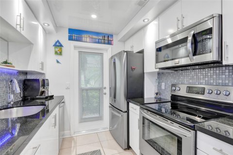 Condo in Hallandale Beach, Florida, 1 bedroom  № 1991330 - photo 4