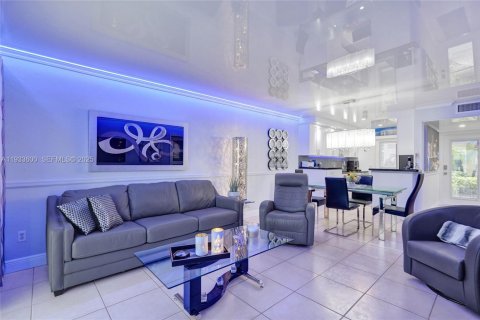 Condo in Hallandale Beach, Florida, 1 bedroom  № 1991330 - photo 15