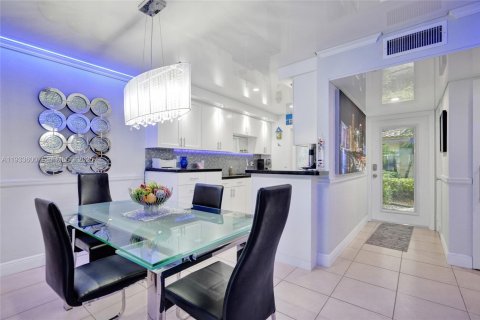 Condo in Hallandale Beach, Florida, 1 bedroom  № 1991330 - photo 30
