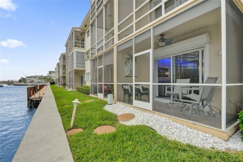 Condo in Hallandale Beach, Florida, 1 bedroom  № 1991330 - photo 24