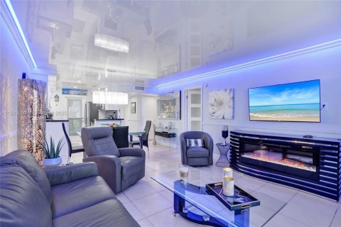 Condo in Hallandale Beach, Florida, 1 bedroom  № 1991330 - photo 7