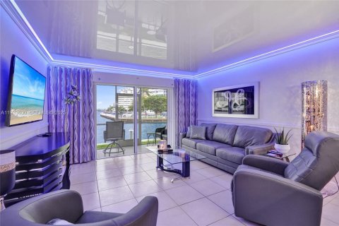 Condo in Hallandale Beach, Florida, 1 bedroom  № 1991330 - photo 1