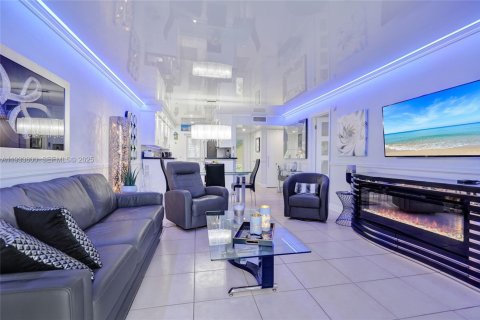 Condo in Hallandale Beach, Florida, 1 bedroom  № 1991330 - photo 29