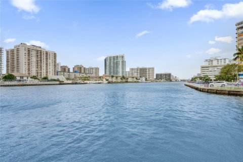 Condo in Hallandale Beach, Florida, 1 bedroom  № 1991330 - photo 28