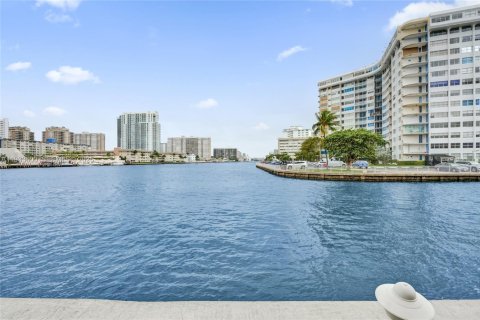 Condo in Hallandale Beach, Florida, 1 bedroom  № 1991330 - photo 20