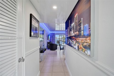 Condo in Hallandale Beach, Florida, 1 bedroom  № 1991330 - photo 6