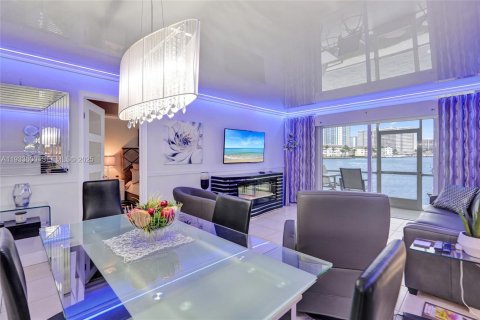 Condo in Hallandale Beach, Florida, 1 bedroom  № 1991330 - photo 11