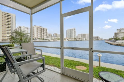 Condo in Hallandale Beach, Florida, 1 bedroom  № 1991330 - photo 2
