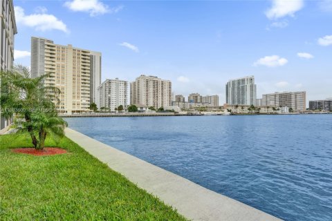 Condo in Hallandale Beach, Florida, 1 bedroom  № 1991330 - photo 21