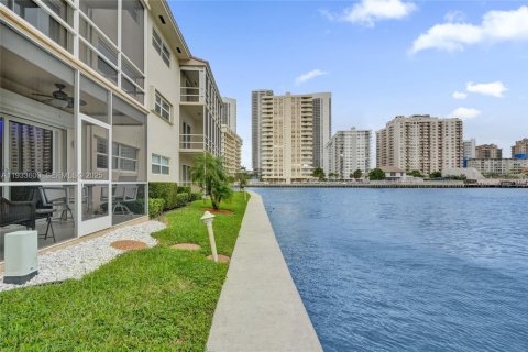 Condo in Hallandale Beach, Florida, 1 bedroom  № 1991330 - photo 26