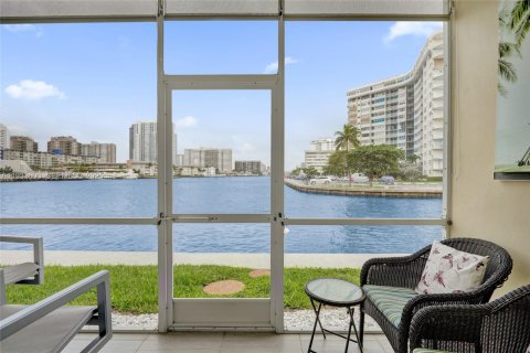 Condo in Hallandale Beach, Florida, 1 bedroom  № 1991330 - photo 14