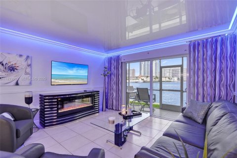 Condo in Hallandale Beach, Florida, 1 bedroom  № 1991330 - photo 12