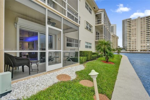 Condo in Hallandale Beach, Florida, 1 bedroom  № 1991330 - photo 25