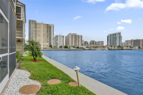 Condo in Hallandale Beach, Florida, 1 bedroom  № 1991330 - photo 27