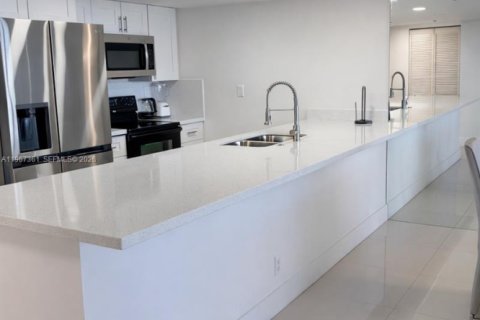 Condominio en alquiler en Miami, Florida, 2 dormitorios, 128.39 m2 № 2081393 - foto 3