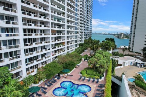 Condominio en alquiler en Miami, Florida, 2 dormitorios, 128.39 m2 № 2081393 - foto 20