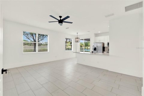 House in Sorrento, Florida 5 bedrooms, 262.73 sq.m. № 2391574 - photo 29