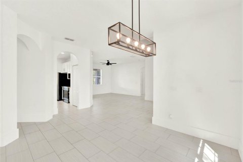 House in Sorrento, Florida 5 bedrooms, 262.73 sq.m. № 2391574 - photo 7