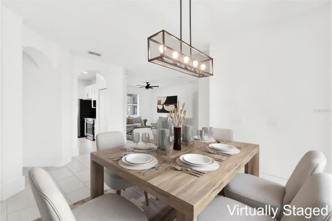 House in Sorrento, Florida 5 bedrooms, 262.73 sq.m. № 2391574 - photo 8