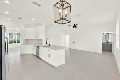 House in Sorrento, Florida 5 bedrooms, 262.73 sq.m. № 2391574 - photo 24