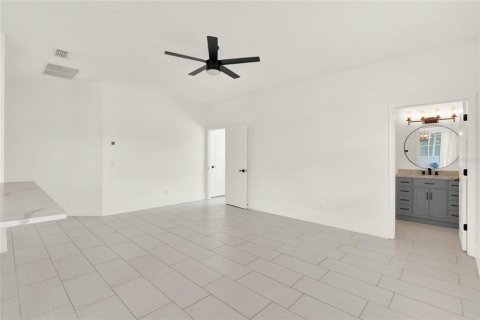 House in Sorrento, Florida 5 bedrooms, 262.73 sq.m. № 2391574 - photo 14