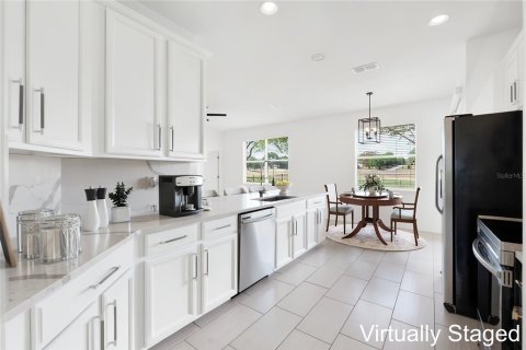 House in Sorrento, Florida 5 bedrooms, 262.73 sq.m. № 2391574 - photo 20
