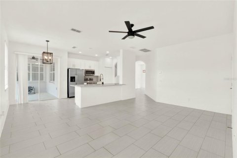 House in Sorrento, Florida 5 bedrooms, 262.73 sq.m. № 2391574 - photo 26