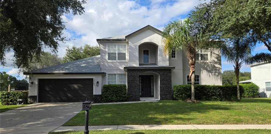 House in Sorrento, Florida 5 bedrooms, 262.73 sq.m. № 2391574