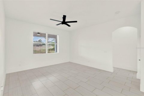 House in Sorrento, Florida 5 bedrooms, 262.73 sq.m. № 2391574 - photo 11