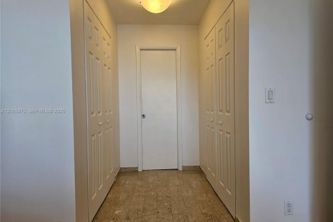 Copropriété à louer à Miami, Floride: 2 chambres, 87.79 m2 № 2385111 - photo 7