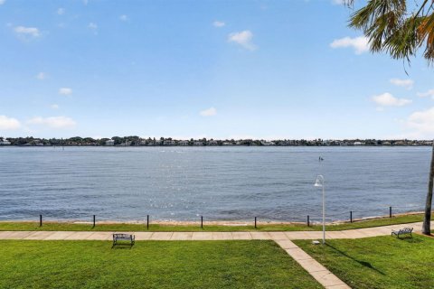 Condo in Hypoluxo, Florida, 3 bedrooms  № 2088406 - photo 11