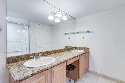 Condo in Fort Lauderdale, Florida, 2 bedrooms  № 1875564 - photo 19