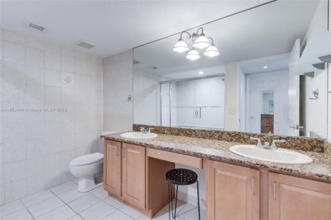 Condo in Fort Lauderdale, Florida, 2 bedrooms  № 1875564 - photo 18