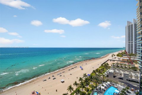 Condo in Sunny Isles Beach, Florida, 3 bedrooms  № 1799293 - photo 1
