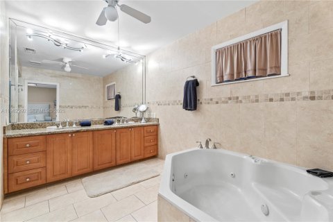 Купить виллу или дом в Норт-Майами, Флорида 4 спальни, 249.63м2, № 2049727 - фото 11