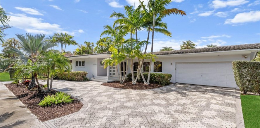 Дом в Норт-Майами, Флорида 4 спальни, 249.63м2 № 2049727