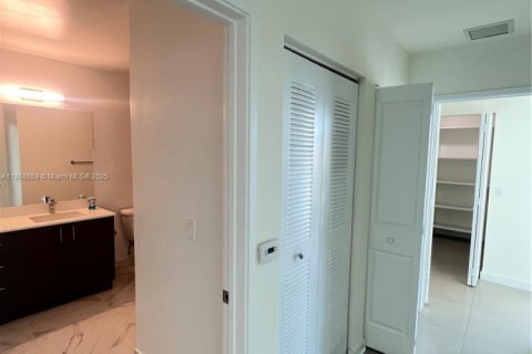 Apartment in Miami, Florida 3 bedrooms, 128.76 sq.m. № 1897696 - photo 10