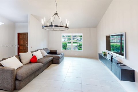 House in Coral Springs, Florida 3 bedrooms, 204.94 sq.m. № 2422905 - photo 11