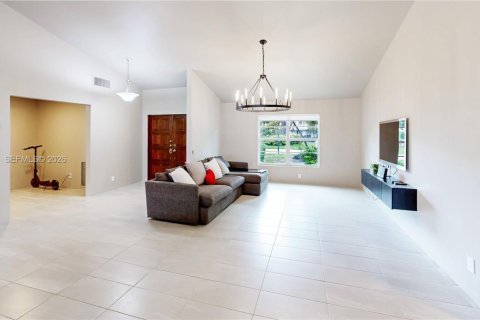 House in Coral Springs, Florida 3 bedrooms, 204.94 sq.m. № 2422905 - photo 15