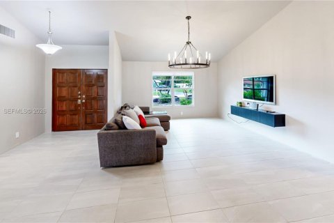House in Coral Springs, Florida 3 bedrooms, 204.94 sq.m. № 2422905 - photo 13