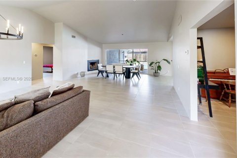 House in Coral Springs, Florida 3 bedrooms, 204.94 sq.m. № 2422905 - photo 6