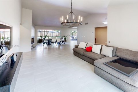 House in Coral Springs, Florida 3 bedrooms, 204.94 sq.m. № 2422905 - photo 12