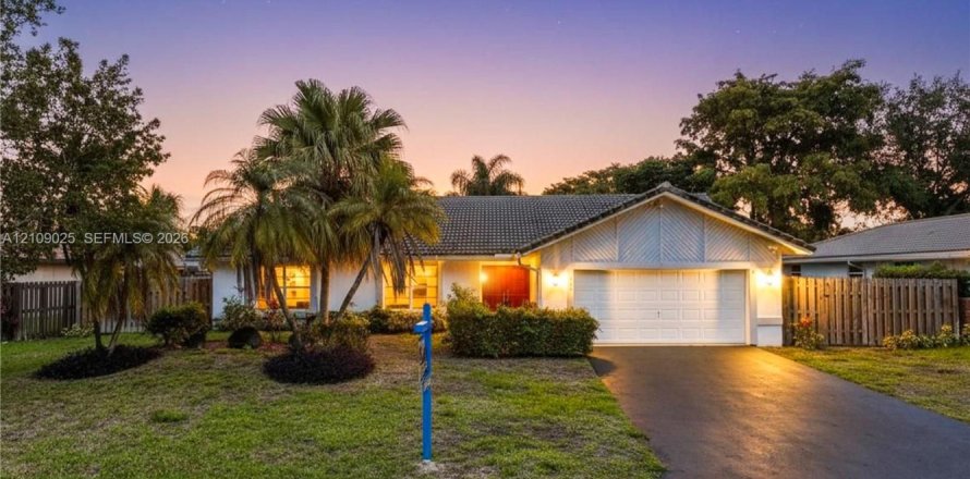 House in Coral Springs, Florida 3 bedrooms, 204.94 sq.m. № 2422905