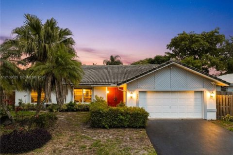 House in Coral Springs, Florida 3 bedrooms, 204.94 sq.m. № 2422905 - photo 3