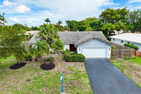 House in Coral Springs, Florida 3 bedrooms, 204.94 sq.m. № 2422905 - photo 2