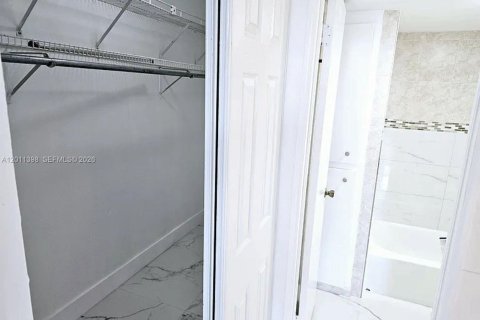 Condominio en venta en Miami, Florida, 1 dormitorio, 84.91 m2 № 2074867 - foto 17