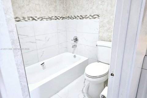Condominio en venta en Miami, Florida, 1 dormitorio, 84.91 m2 № 2074867 - foto 13