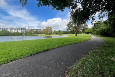 Condominio en venta en Miami, Florida, 1 dormitorio, 84.91 m2 № 2074867 - foto 19