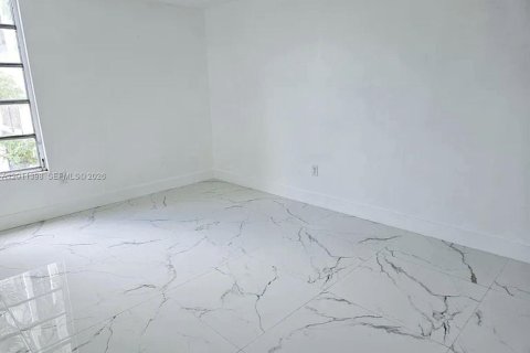 Condominio en venta en Miami, Florida, 1 dormitorio, 84.91 m2 № 2074867 - foto 11