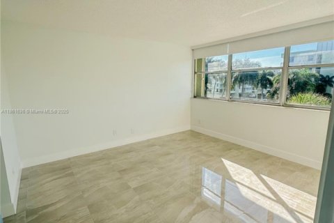 Condominio en venta en North Miami Beach, Florida, 2 dormitorios, 111.48 m2 № 1892269 - foto 15